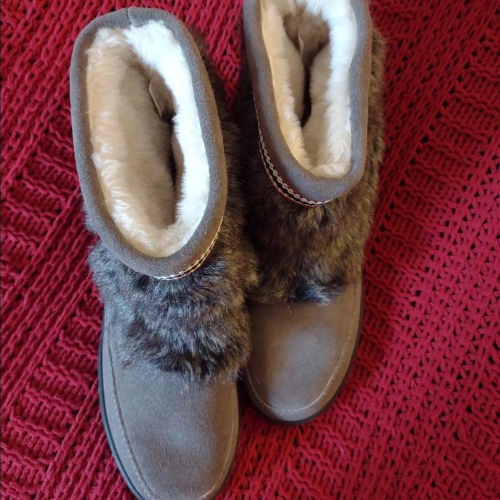 Minnetonka women’s boots US size 8. Soft and like new.